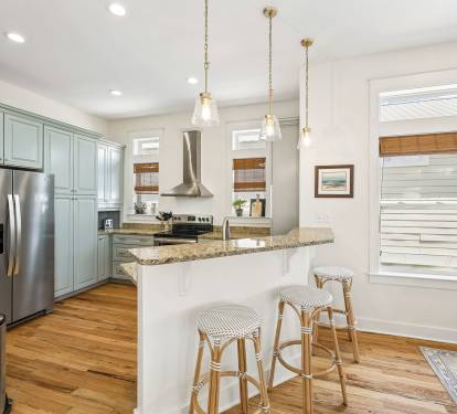 Bar Seating for 3 - Perfect for Breakfast or Quick Bites!