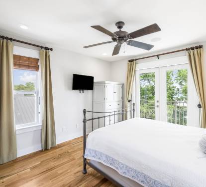 Queen Guest Suite - Equipped with a Flat-Screen TV