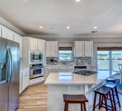 Expansive Kitchen with Stainless Steel Appliances!