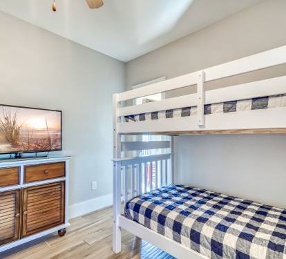Bunk Room - Equipped with a Flat-Screen TV