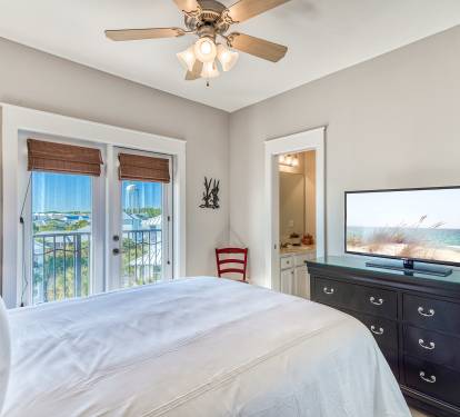 Queen Guest Suite - Equipped with a Flat-Screen TV