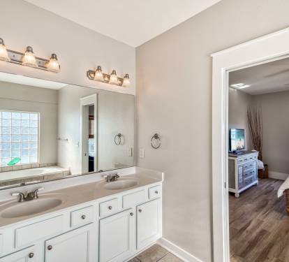 Primary King En-Suite - Dual Vanities