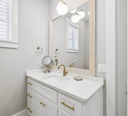 King Guest En-Suite - Single Vanity