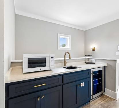 Enjoy Snacks & Quick Bites at the Wet Bar