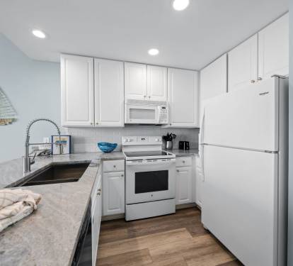 Lighthouse 1709 Fully Equipped Kitchen