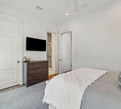 Queen Guest Suite - Equipped with a Flat-Screen TV