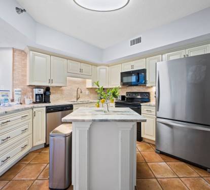 Pelican Pointe 803 Kitchen