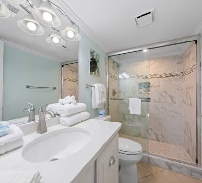 14 Island Winds 280 Primary Bathroom