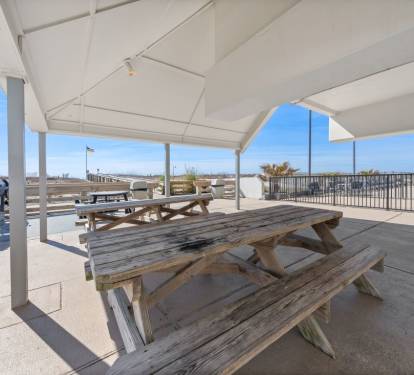 8 Island Winds West Covered BBQ Picnic Area