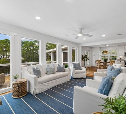 Cozy Living Area - Perfect for Gathering & Entertaining