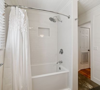 Shared Guest Bathroom - Shower/Tub Combo