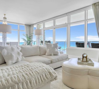 Sweeping Views Floor to Ceiling Windows