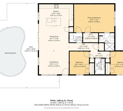 Single-level floor plan of Coastal Cottage, a 3-bedroom, 2-bathroom vacation home in Holmes Beach on Anna Maria Island. The open layout connects kitchen, dining, and living area to a private freeform pool and patio, with a primary en-suite bedroom, two ad