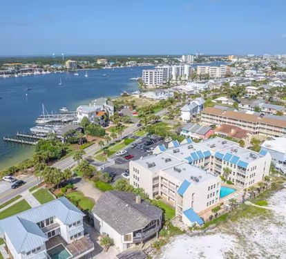 Perfectly located between the Gulf and Destin Harbor—close to beaches, waterfront dining, boating, and local attractions.