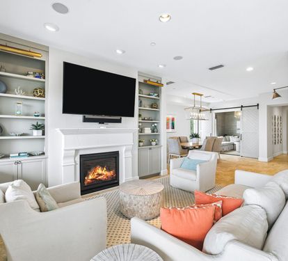Cozy Living Area - Perfect for Movie Nights by the Fireplace