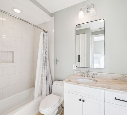 Bunk Room En-Suite - Single Vanity & Shower/Tub Combo