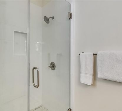 2nd Floor - Queen Guest En Suite