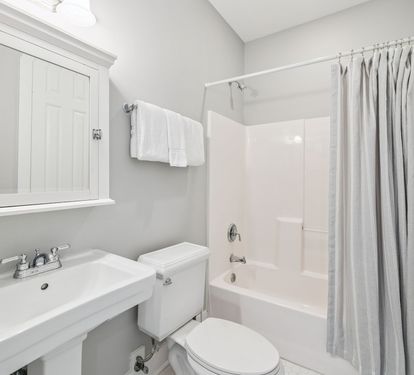Queen Family En-Suite - Single Vanity + Shower/Tub Combo