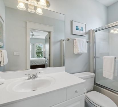 Queen Guest En-Suite - Single Vanity + Shower/Tub Combo