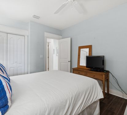 Queen Family Suite - Equipped with a Flat-Screen TV