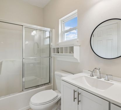 Primary En-Suite - Single Vanity & Shower/Tub Combo