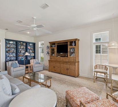 Spacious Living Area with Ample Seating