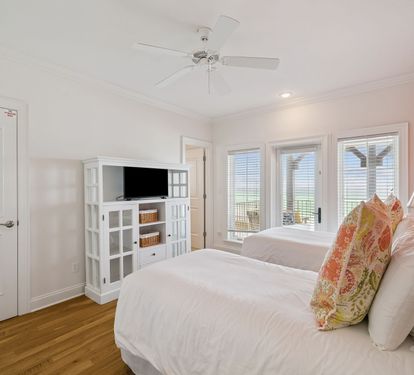 Twin Guest Suite - Flat-Screen TV & Gulf-Front Balcony Access