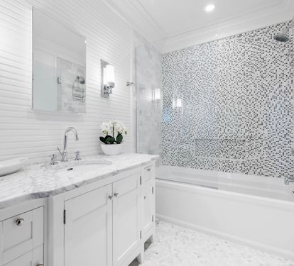 2nd Floor Guest En Suite - Equipped with a Glass Enclosed Tub-Shower Combo