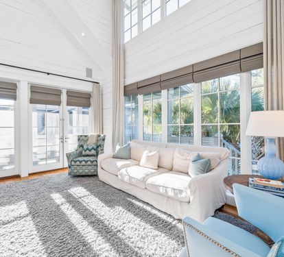 Carriage House - Spacious Living Area