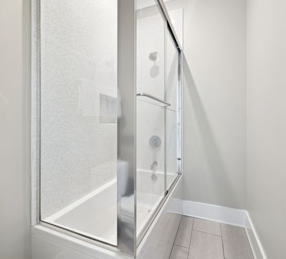 Family En-Suite - Shower/Tub Combo