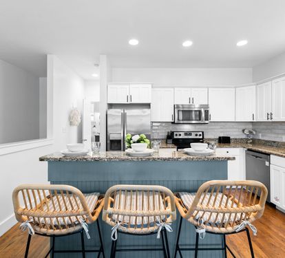 Bar Seating for 3 - Perfect for Breakfast or Quick Bites!