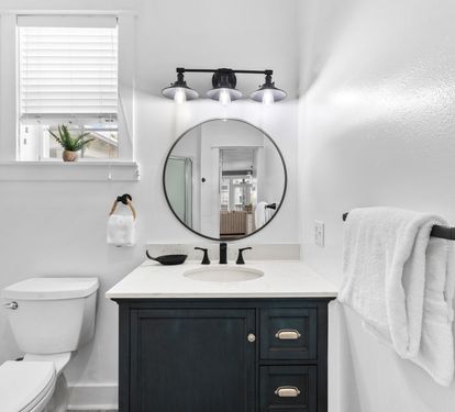 King Guest Bathroom - Single Vanity