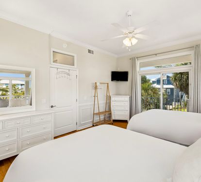 Queen Guest Suite - Balcony Access + Flat-Screen TV