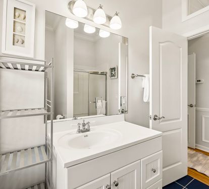 Primary King En-Suite - Single Vanity