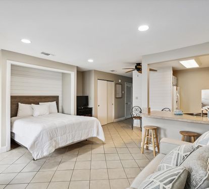 Living Room w/Bed