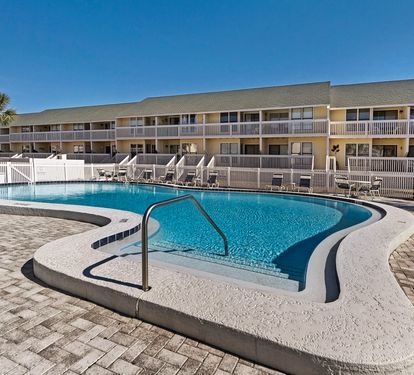 Pool at Sandpiper Cove 