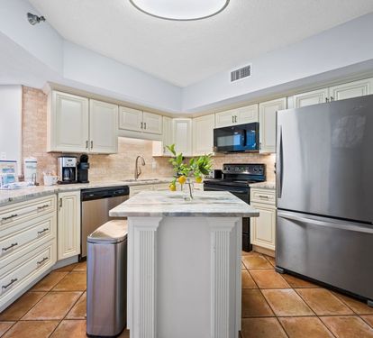 Pelican Pointe 803 Kitchen