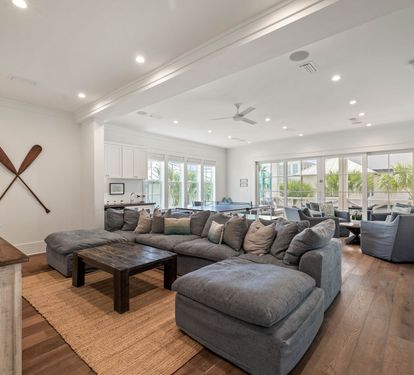 Spacious 2nd Floor Living Area - Ample Seating