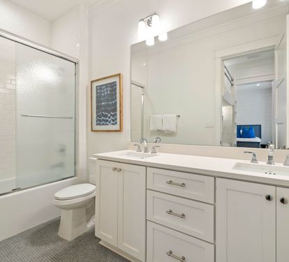 Family En-Suite - Dual Vanities & Shower/Tub Combo
