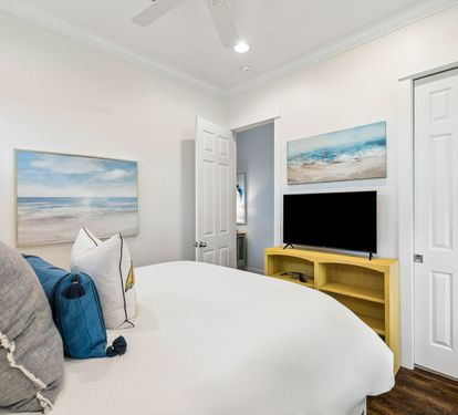 Queen Guest Suite - Equipped with a Flat-Screen TV