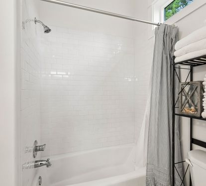 Jack & Jill En-Suite - Shower/Tub Combo
