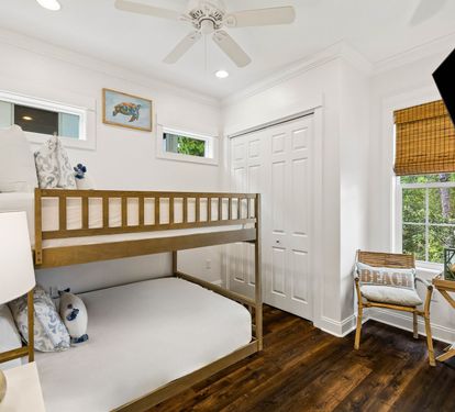 Queen Bunk Room - Equipped with a Flat-Screen TV