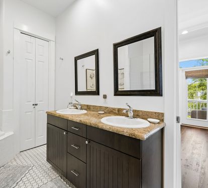 Primary King En-Suite - Dual Vanities
