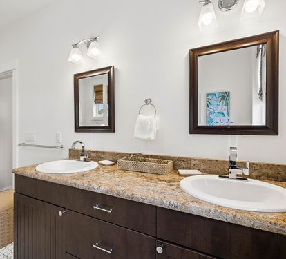 King Guest En-Suite - Dual Vanities
