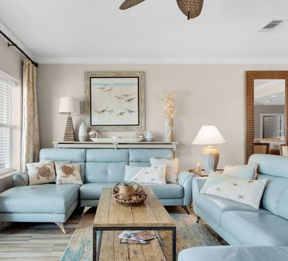 Living room with pleanty of comfortable seating