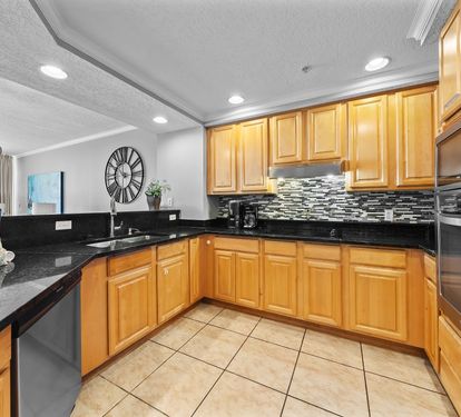 10 Colonnades 1202 Kitchen
