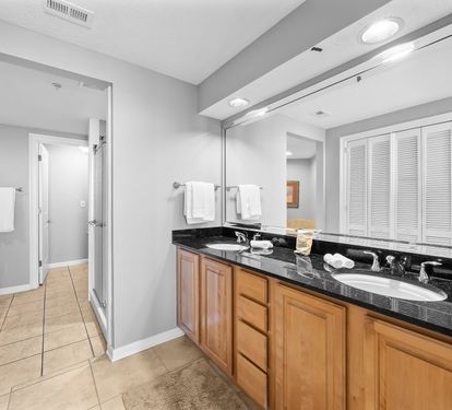 14 Colonnades 1202 Primary Bathroom