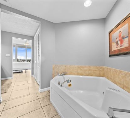 16 Colonnades 1202 Primary Bathroom
