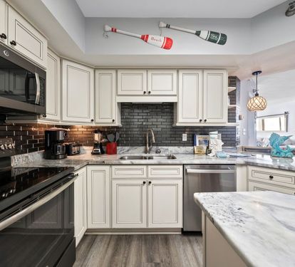 11 White Caps 1404 Kitchen