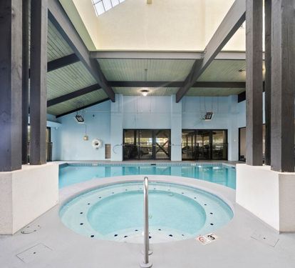 7 White Caps Indoor Pool + Hot Tub